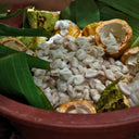 Un primo piano di fave di cacao pregiato essiccate al sole su un telo di juta, pronte per la lavorazione artigianale Domori